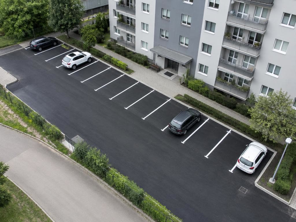 Асфалтиран паркинг